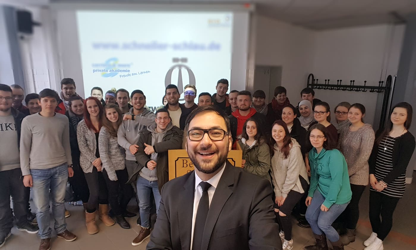 Ömer Özbekler mit einer Gruppe von Teilnehmenden nach dem Seminar.