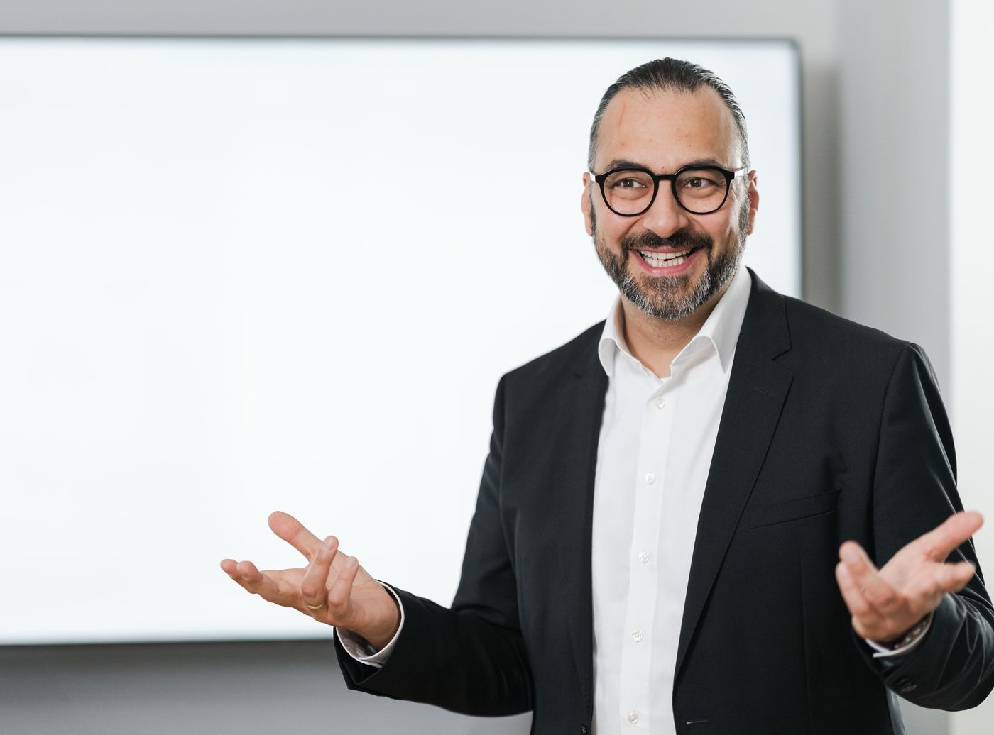 Ömer Özbekler erklärt vor einem Whiteboard im Seminarraum.